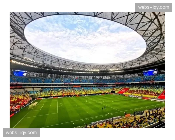 成都凤凰山体育公园:揭幕战球票热销,球迷热情高涨 成都凤凰山体育公园:揭幕战球票热销,球迷热情高涨