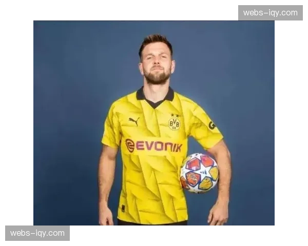 特写：菲尔克鲁格打入赛季第20球后，指向看台上的家人