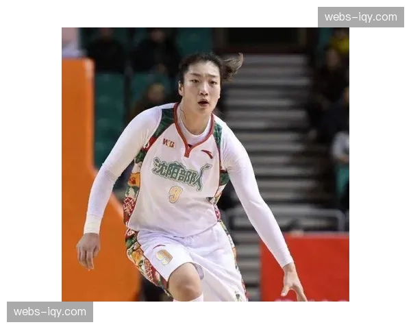 NCAA赛场温情一幕:爱荷华大学女篮克拉克打破历史得分纪录,对手集体鼓掌致敬 NCAA赛场温情一幕:爱荷华大学女篮克拉克打破历史得分纪录,对手集体鼓掌致敬